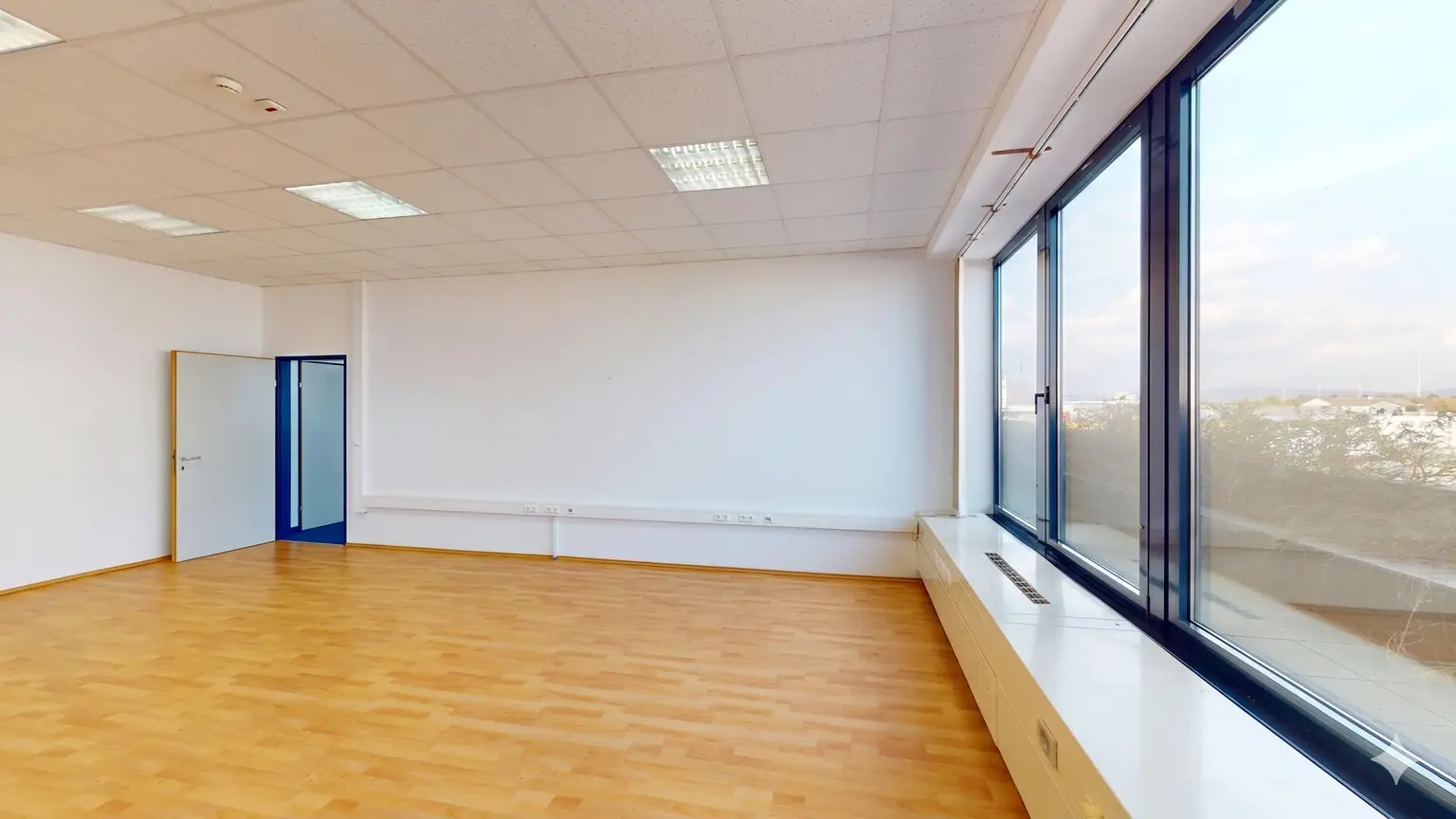 Helle Bürofläche mit großzügigen Fensterflächen für produktives Arbeiten