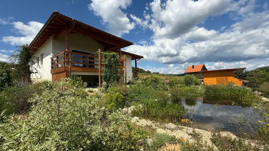 Neuwertiger Bungalow mit einzigartiger Steingartengestaltung und Naturteich