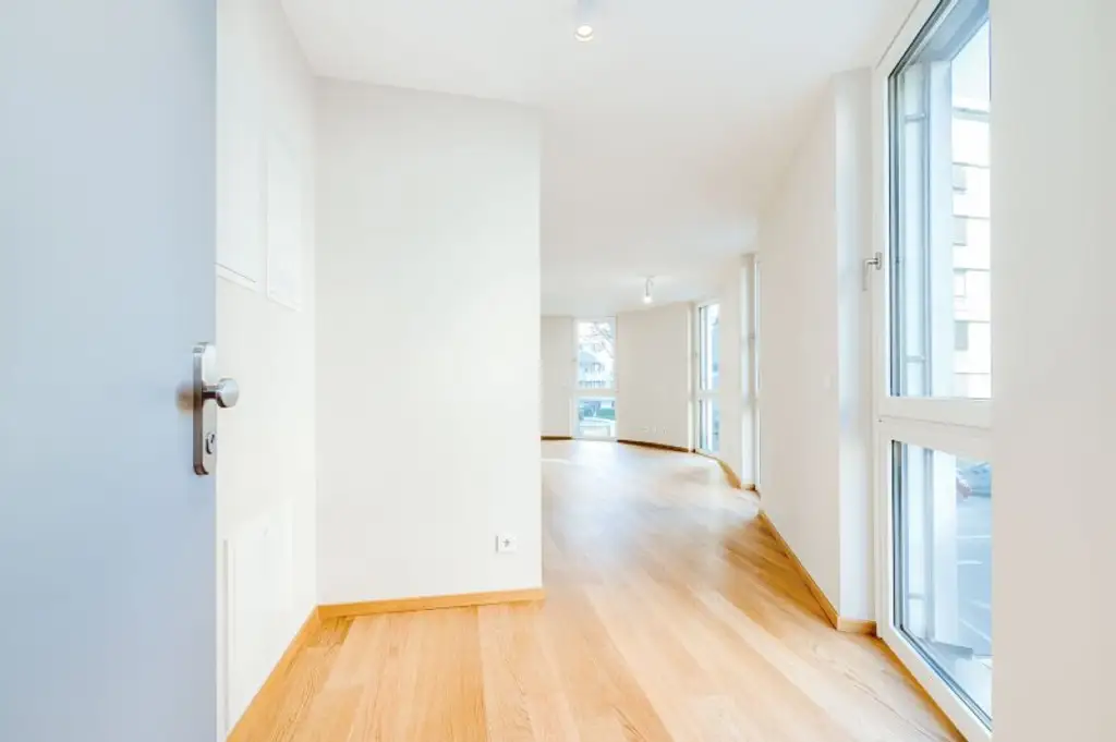 Erstbezug ab Februar! Nähe U6/U4! Helle 2-Zimmer-Wohnung mit Loggia zu vermieten!