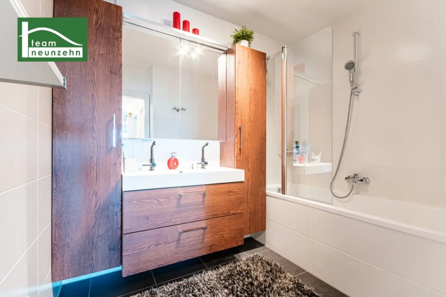 Bestlage am Wasser - direkt beim Hirschstettner Badeteich mit vermutlich der besten Aussicht Wiens! Ein Balkon zum Verlieben!