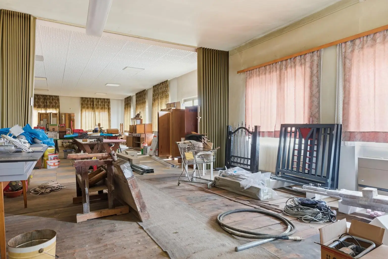 Vielseitige Gewerbe- und Wohnliegenschaft: diverse Hallenflächen, Wohngebäude und ein großzügiges Grundstück!