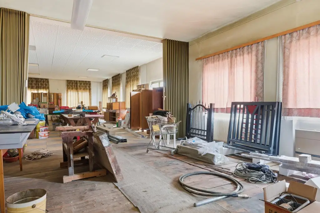 Vielseitige Gewerbe- und Wohnliegenschaft: diverse Hallenflächen, Wohngebäude und ein großzügiges Grundstück!