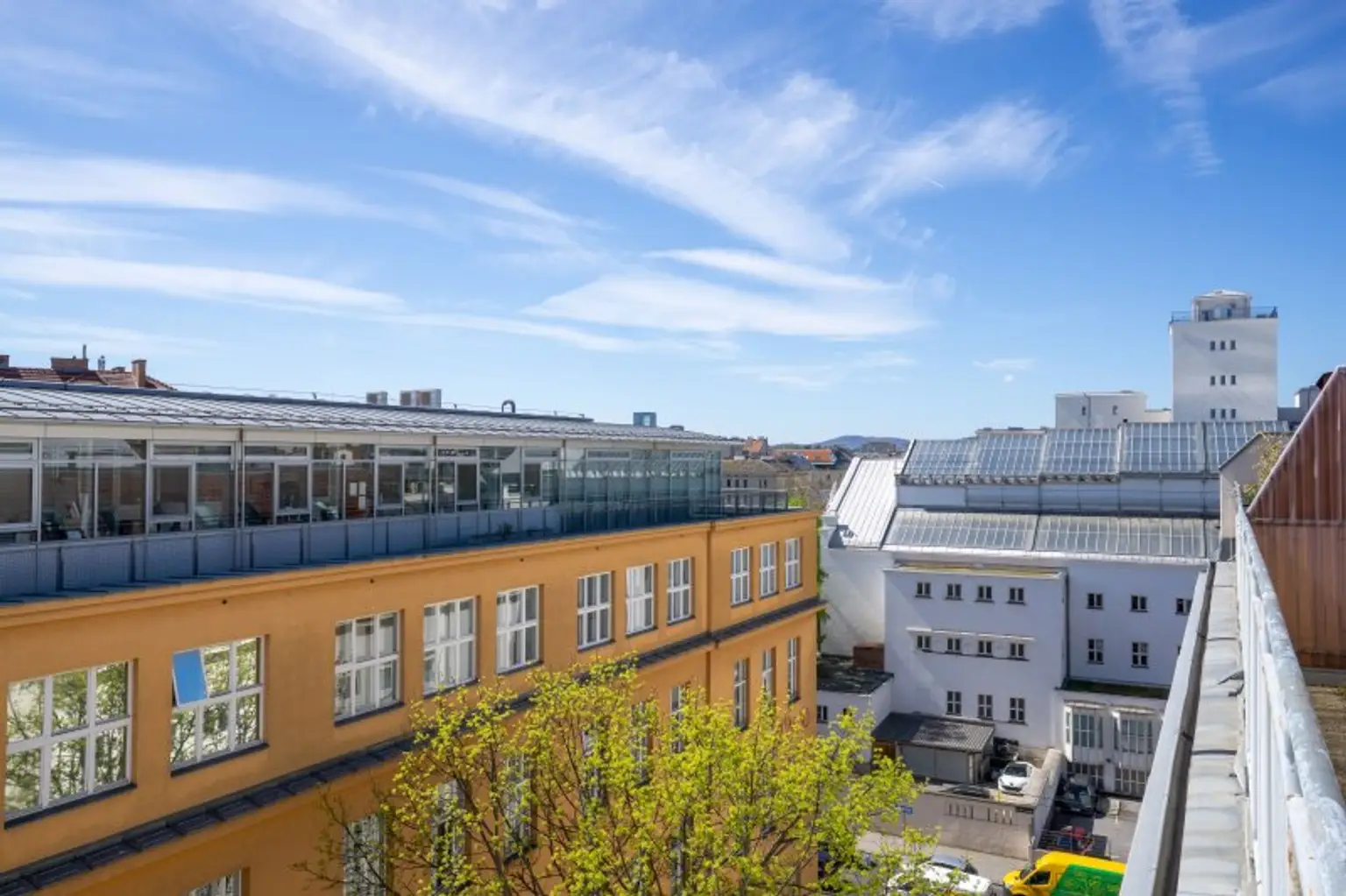 Blick auf die Rückseite des Amalienbads und Richtung Wienerberg Towers