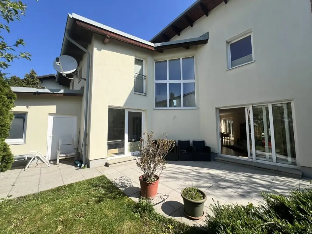 Moderne, zentrumsnahe Familienvilla mit großem Garten in gefragter Grünruhelage (!)