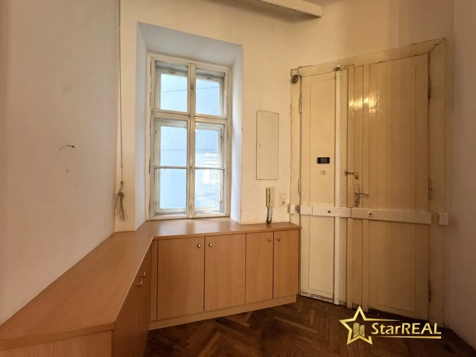 ROHDIAMANT IN TOPLAGE! U6 DIREKT. SANIERUNGSBEDÜRFTIGE 3,5 ZIMMER. FISCHGRÄTPARKETT.