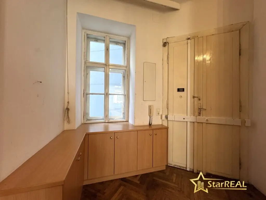 ROHDIAMANT IN TOPLAGE! U6 DIREKT. SANIERUNGSBEDÜRFTIGE 3,5 ZIMMER. FISCHGRÄTPARKETT.