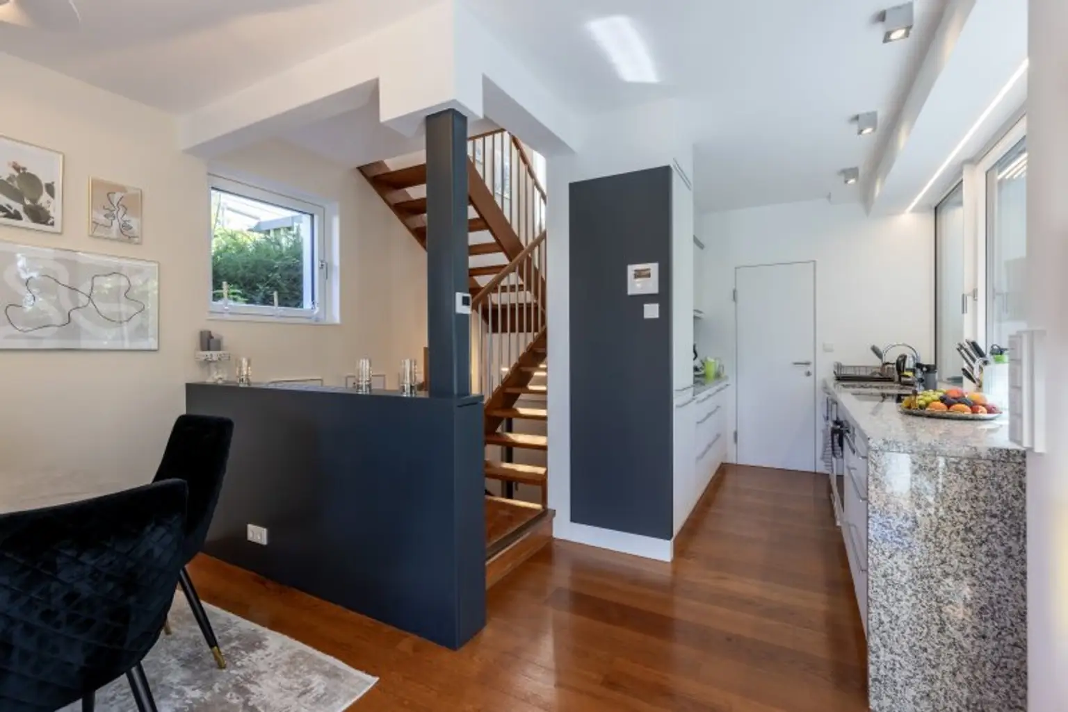 Exklusives Weinberg-Refugium: unverbaubarer Panoramablick in absoluter Ruhelage I hightech Pool I Dachterrasse mit Whirlpool I Erdwärme, Solarpaneele, Fußbodenheizung, Kühldecke