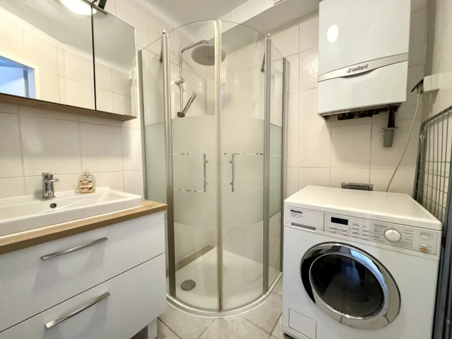 Badezimmer mit Dusche