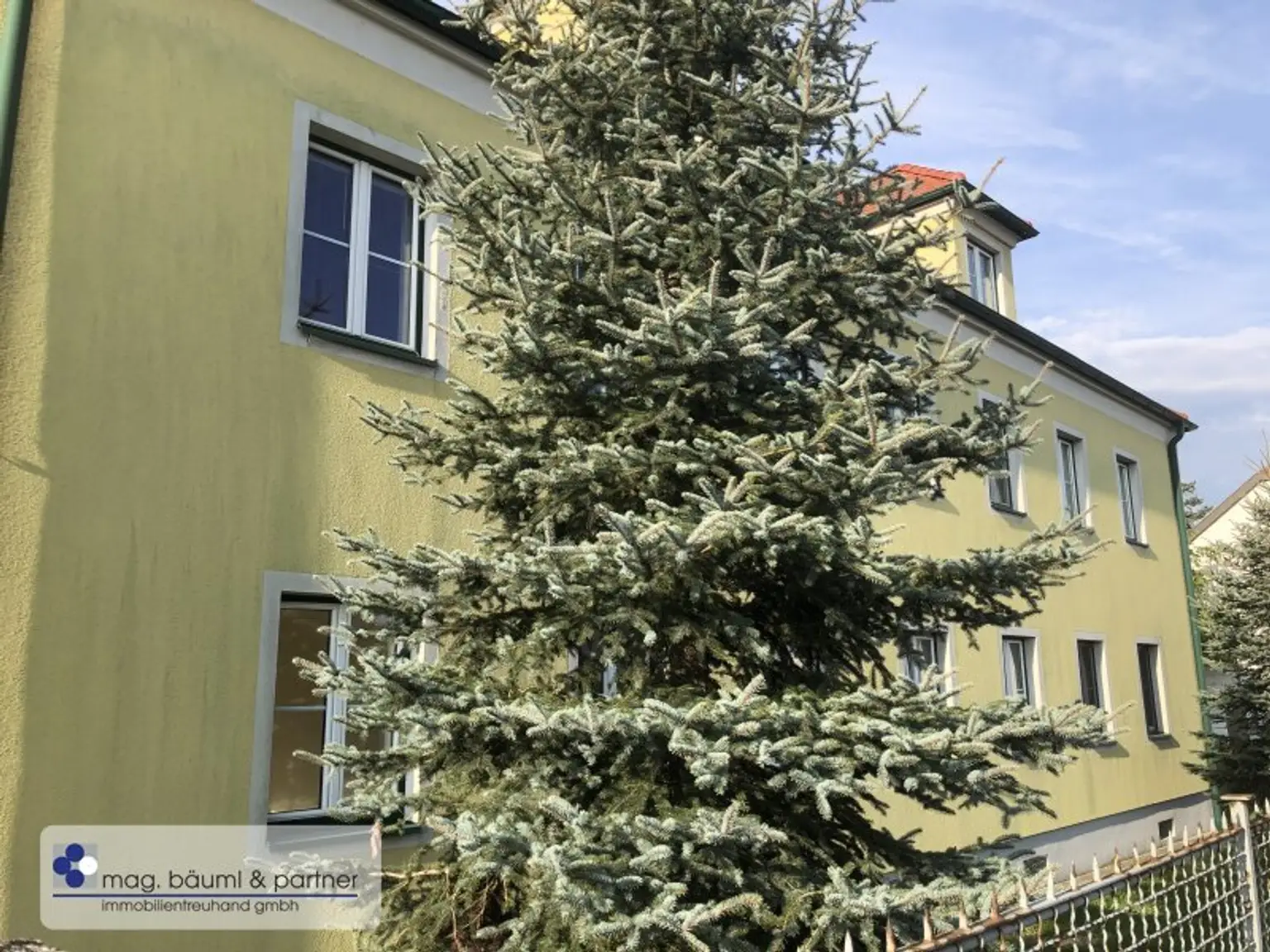3 geräumige Zimmer, Küche mit Essplatz, Gartennutzung und PKW Stellplatz