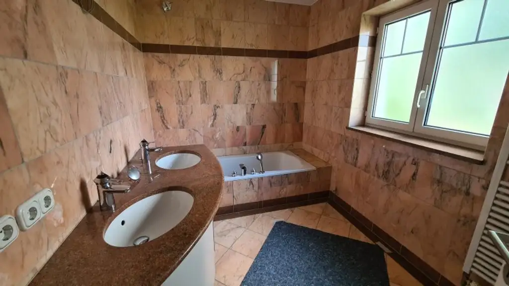 Sehr ruhige Siedlungslage - Riesige (teilbare)  Etagenwohnung mit 2 Balkonen, Garage, Sauna in einem sehr gepflegten Haus