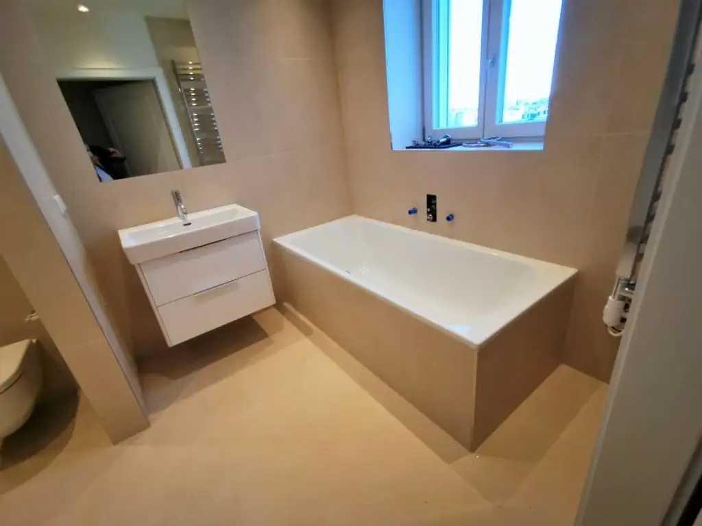 URANIA: 3 Zimmer mit hofseitiger Terrasse in Ruhelage: Luxus pur in Citynähe