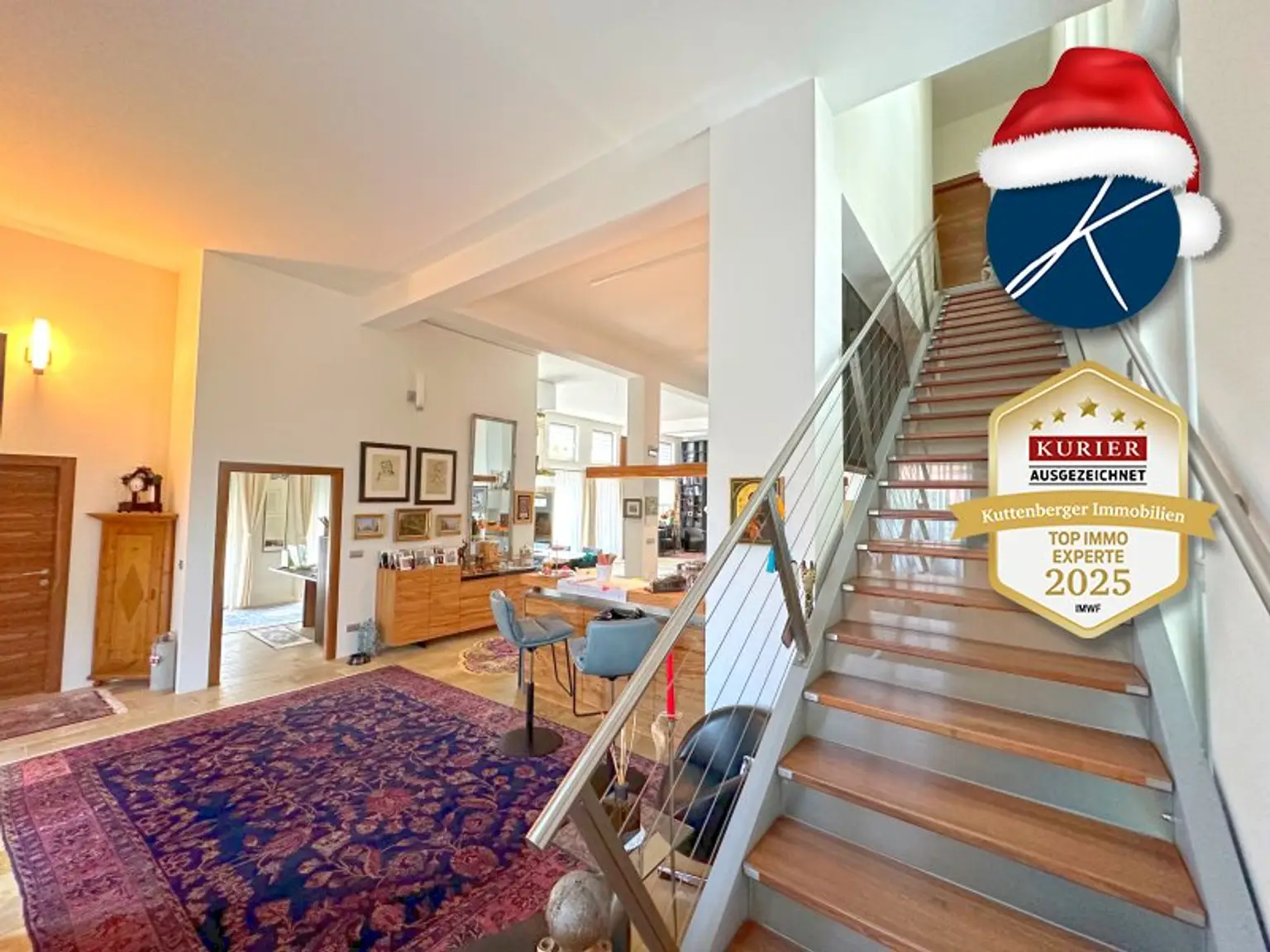 Wohnbereich mit Aufgang zum Master Bedroom