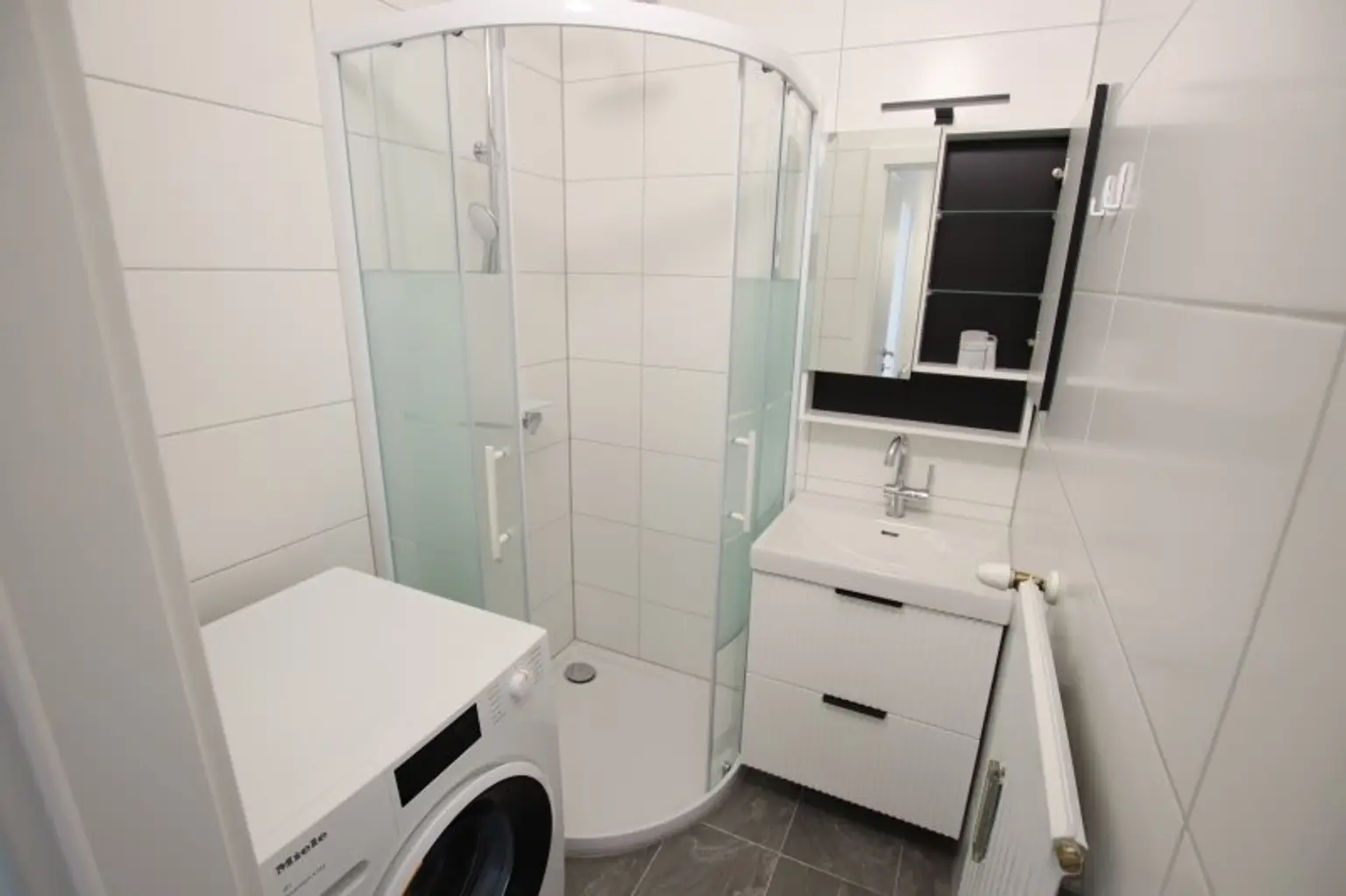 Kernsanierte und schöne 2 Zi Wohnung im 5. und letzten OG mit Garage in Klagenfurt - Karl-Landsteiner-Gasse