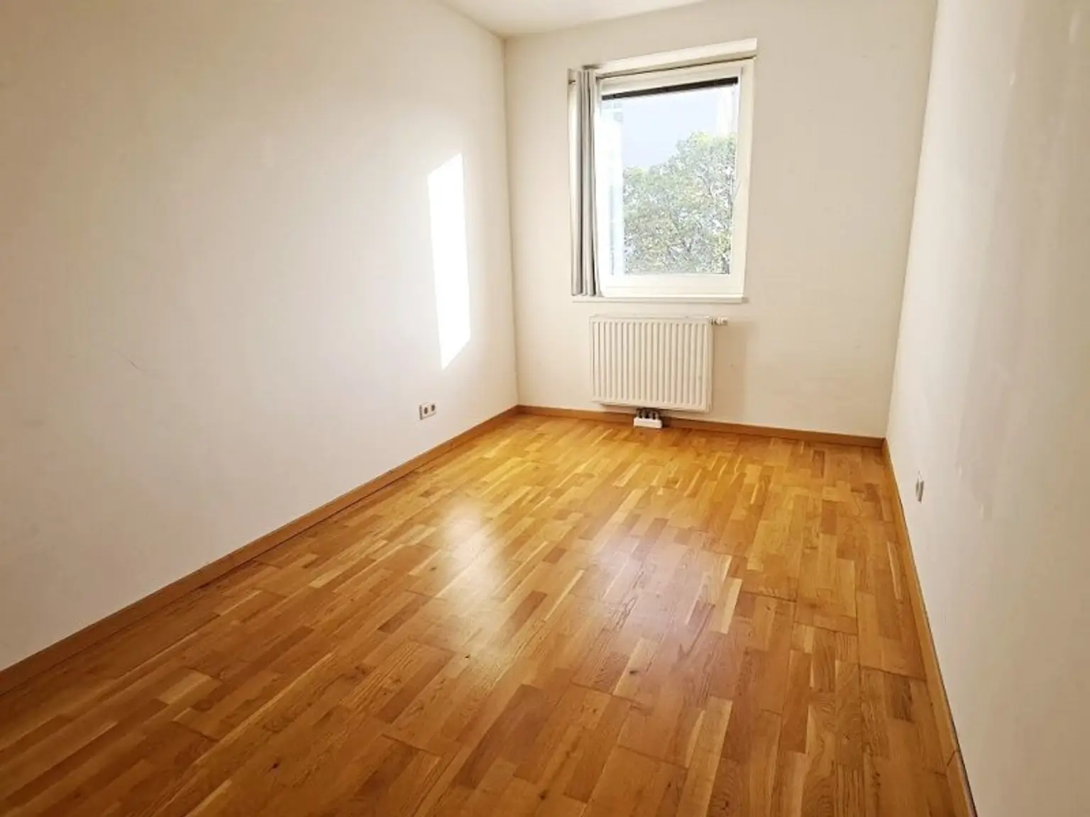 DACHGESCHOSS, gepflegte 103 m2 Neubau mit Loggia und Balkon, Wohnküche, 3 Zimmer, Wannenbad, Parketten, Holbeingasse