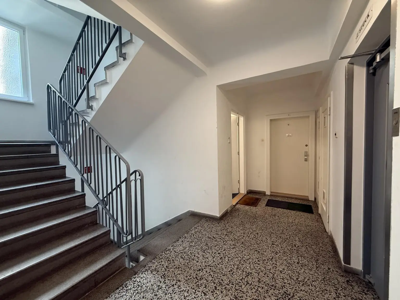 Stiegenhaus mit Lift
