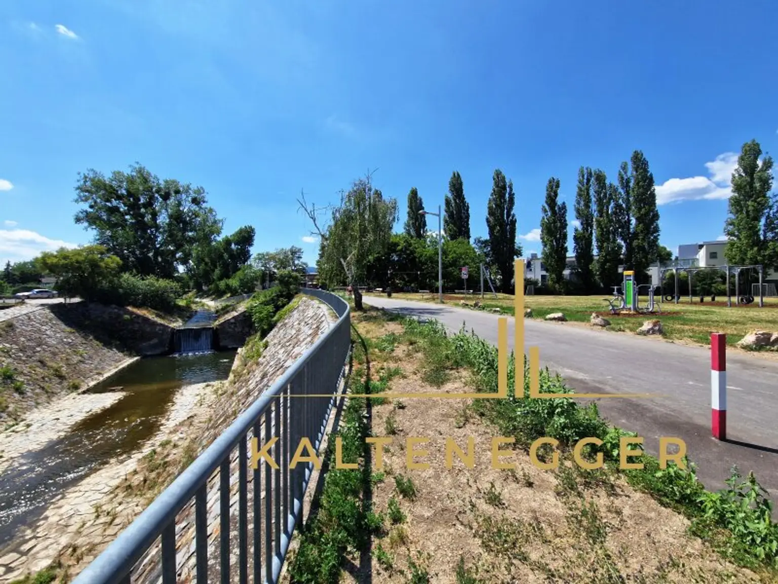 Beliebter Liesingbach mit Fahrradweg und Spielplatz direkt vor der Tür