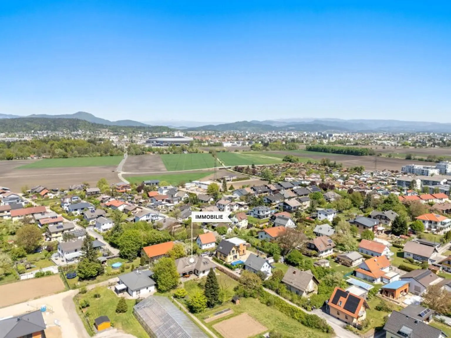 Schöner, gepflegter 270m² Bungalow mit 2 Wohnungen und 1.318m² Grund in Viktring in ruhiger sonniger Aussichtslage!