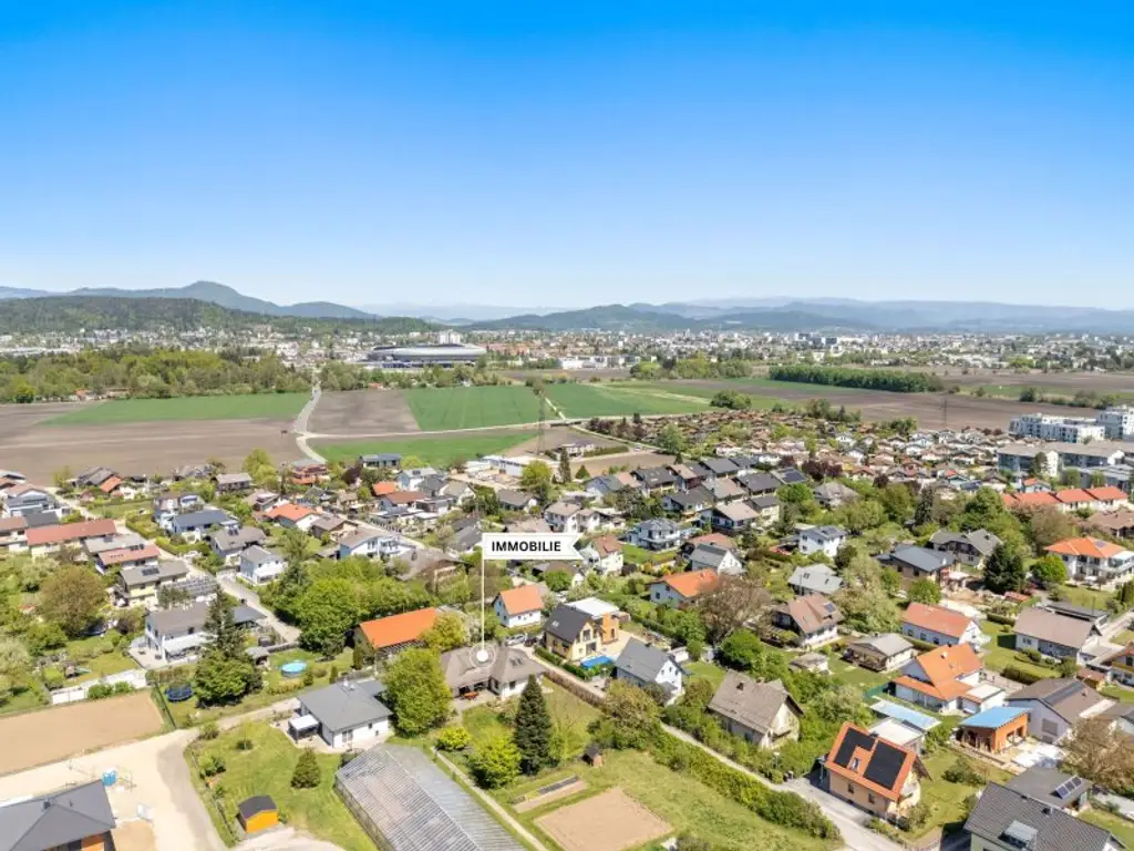 Schöner, gepflegter 270m² Bungalow mit 2 Wohnungen und 1.318m² Grund in Viktring in ruhiger sonniger Aussichtslage!