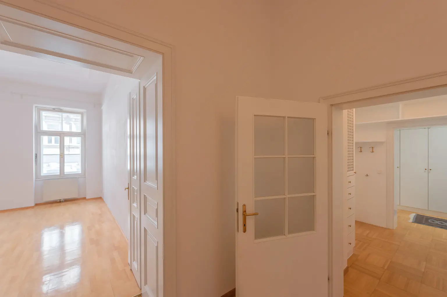 Vorraum Blick ins Wohnzimmer