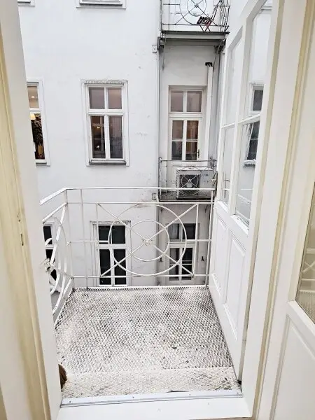 AM GRABEN-NÄHE, 95 m2 Altbau mit Balkon, 2 Zimmer, Komplettküche, Wannenbad, Parketten, 4. Liftstock, Flügeltüren, Spiegelgasse