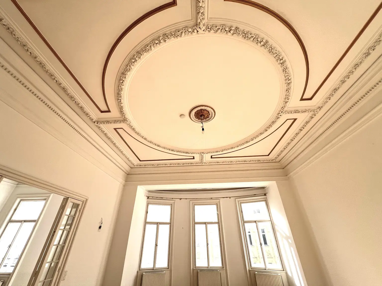 Prunkvolle 6-Zimmer Wohnung im repräsentativen Haus / Impressive 6-room-apartment in a representative building