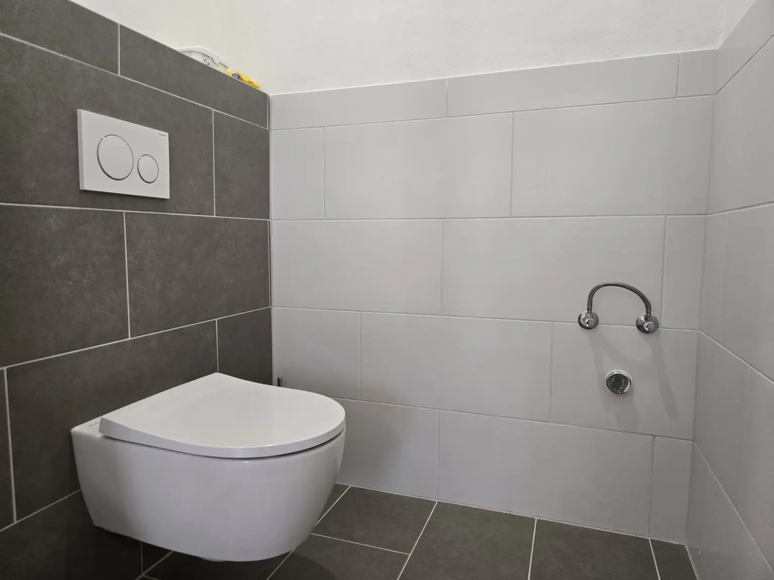 WC mit Kalt und Warmwasseranschlüssen