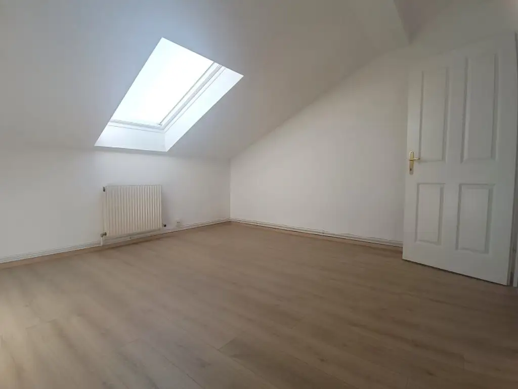 Großzügige Dachgeschoss-Wohnung mit Terrasse und Innenhoflage! Nähe Servitenviertel und U4 Friedensbrücke!