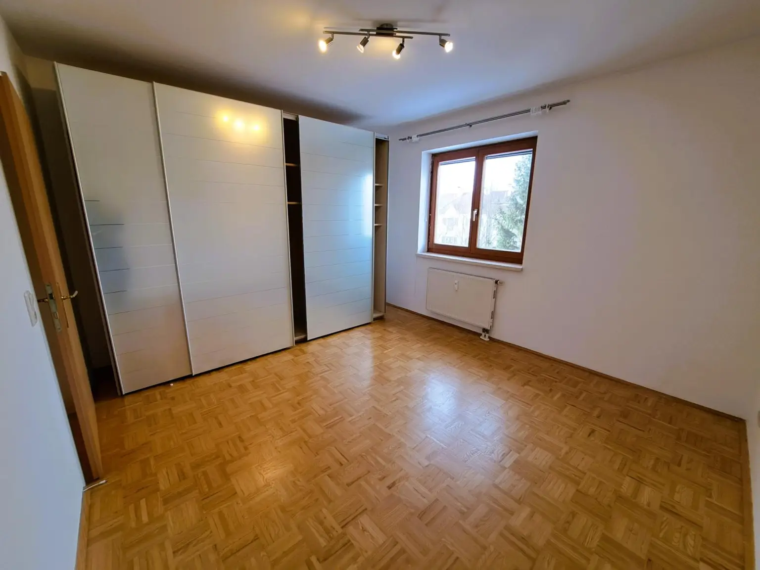 Schlafzimmer mit Wandschrank