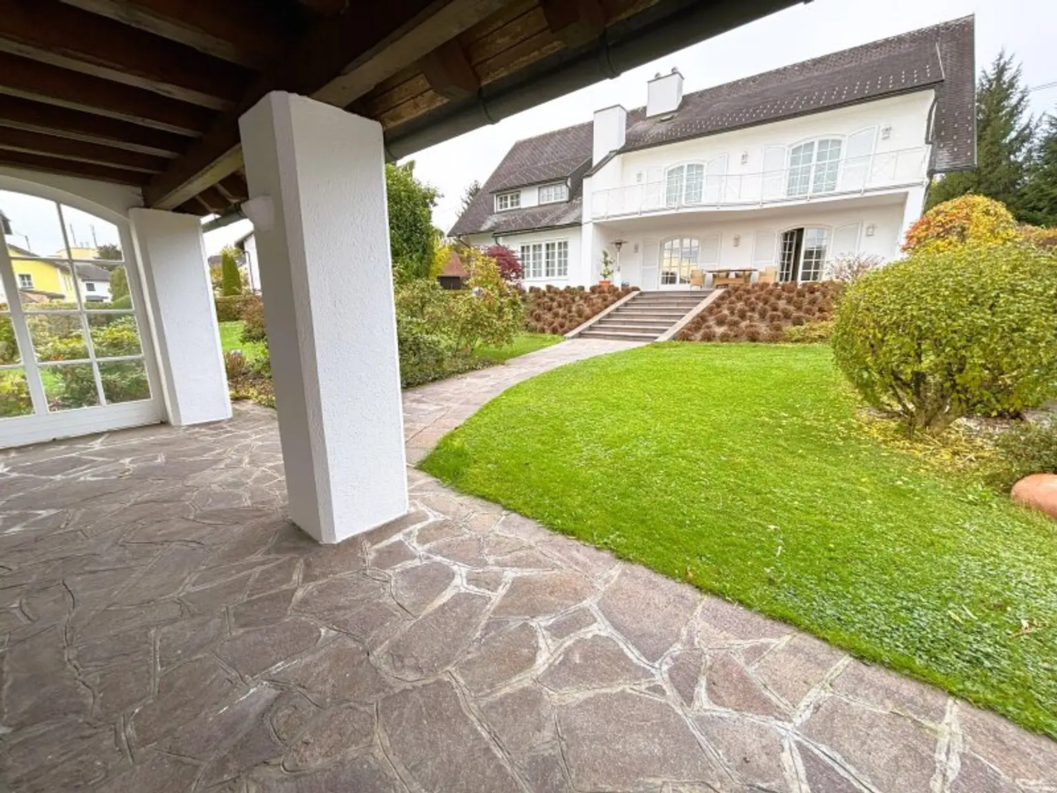 Geschmackvolles Wohnhaus mit Büroeinheit, Garten & Pool im Zentrum von Neumarkt