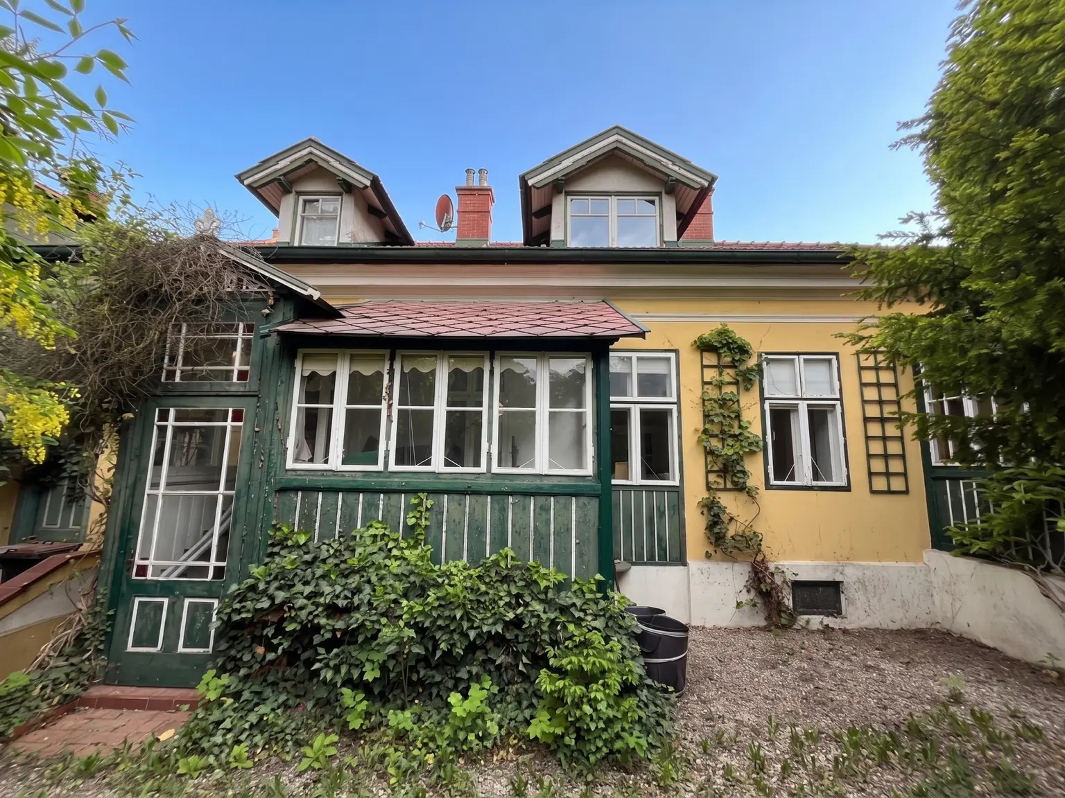 Ansicht vom Garten Veranda (Himmel KI bearbeitet)