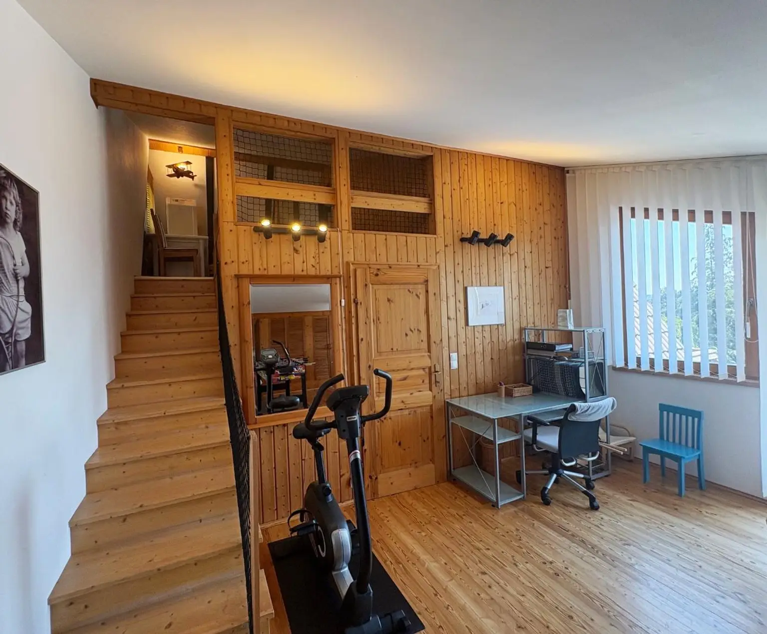 13. Zimmer_OG_2 mit Aufgang zur Mansarde