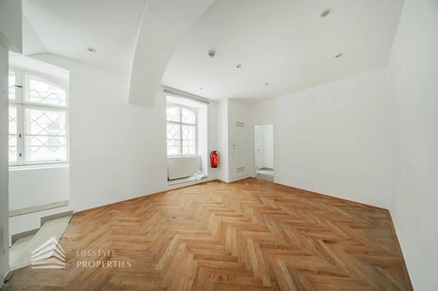 Geräumiges 5-Zimmer Altbau Büro in Toplage