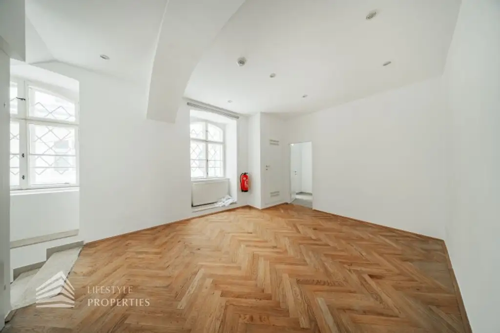 Geräumiges 5-Zimmer Altbau Büro in Toplage