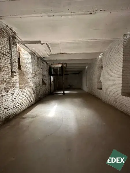 Yppenplatz - spannende Geschäftsfläche mit Gewölbekeller