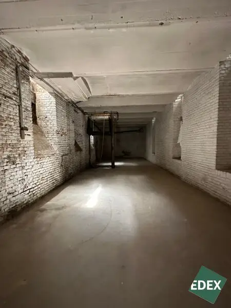 Yppenplatz - spannende Geschäftsfläche mit Gewölbekeller