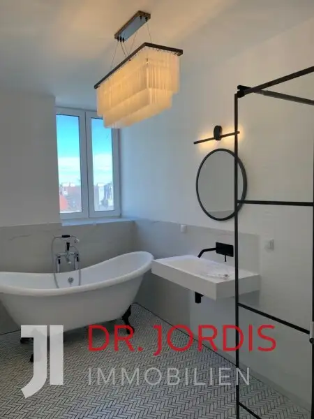 Maisonette- Dachgeschosswohnung mit Terrasse und Fernblick bis Schönbrunn, möbliert