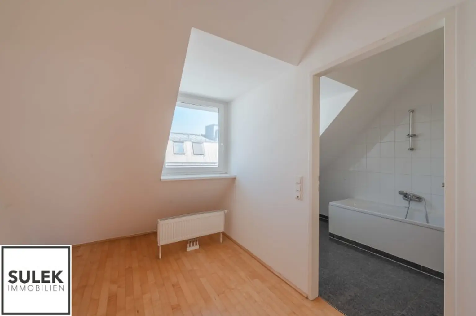 Großzügige, sonnige DG-Neubauwohnung mit hofseitiger Terrasse nahe Einkaufsstraße & U6 - ab 1.12.25!