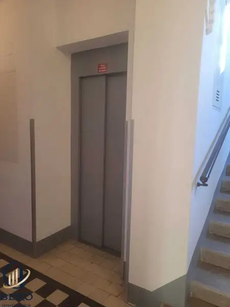 "Diese 5 Zimmer-Altbauwohnung mit sonniger Terrasse wartet genau auf SIE"