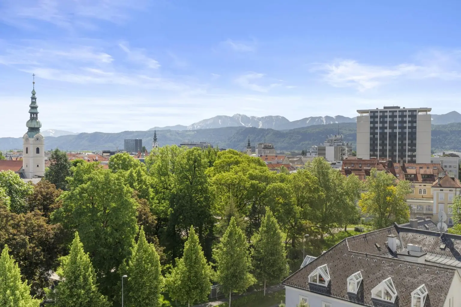 Stadt- und Bergblick