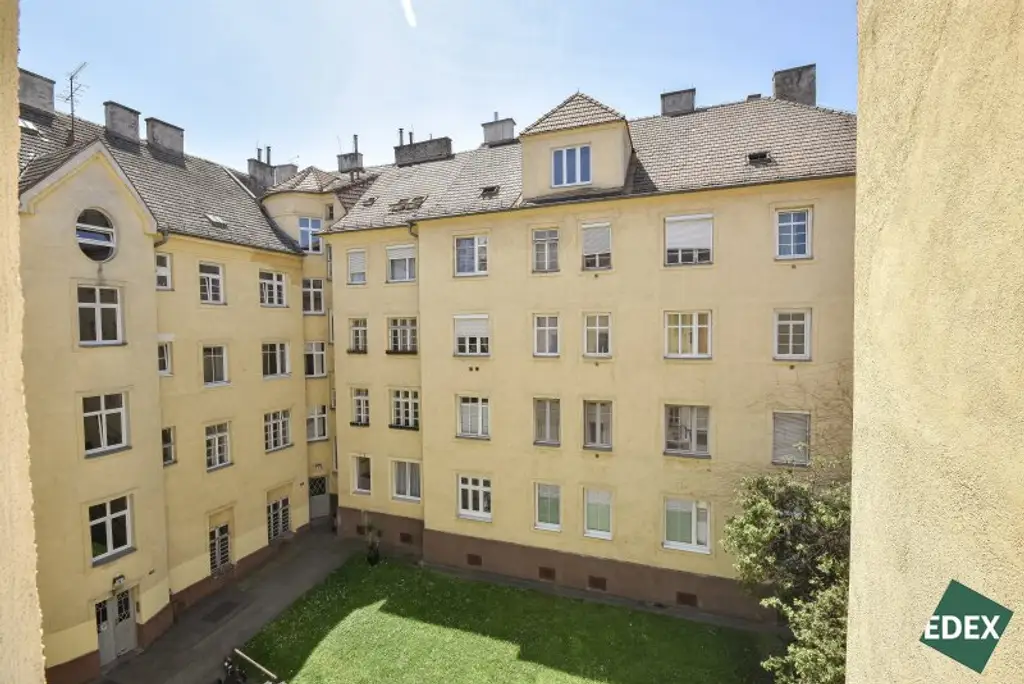 Charmante 2-Zimmer-Altbauwohnung mit separater Küche – renovierungsbedürftig, aber mit viel Potenzial!