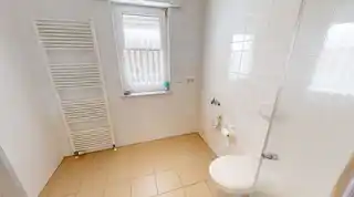 Badezimmer mit Fenster