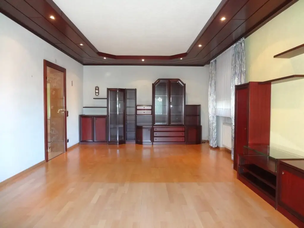 GEDIEGENES HAUS MIT ZWEI WOHNEINHEITEN UND GROSSEM GARTEN!