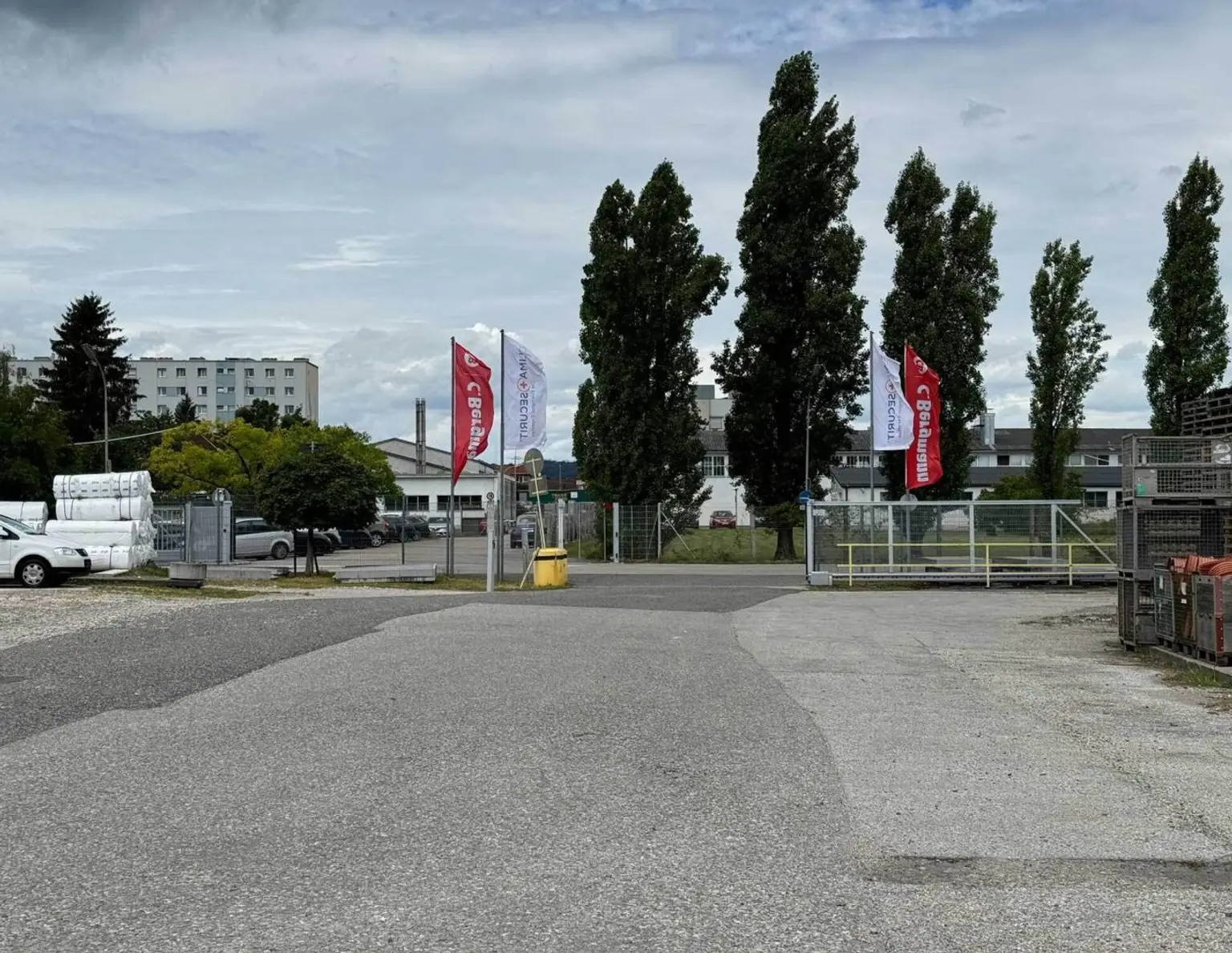 Attraktive Hallenfläche und überdachte Lagerfläche in zentraler Lage nahe der Salzburger Strasse in Traun/Linz zu vermieten