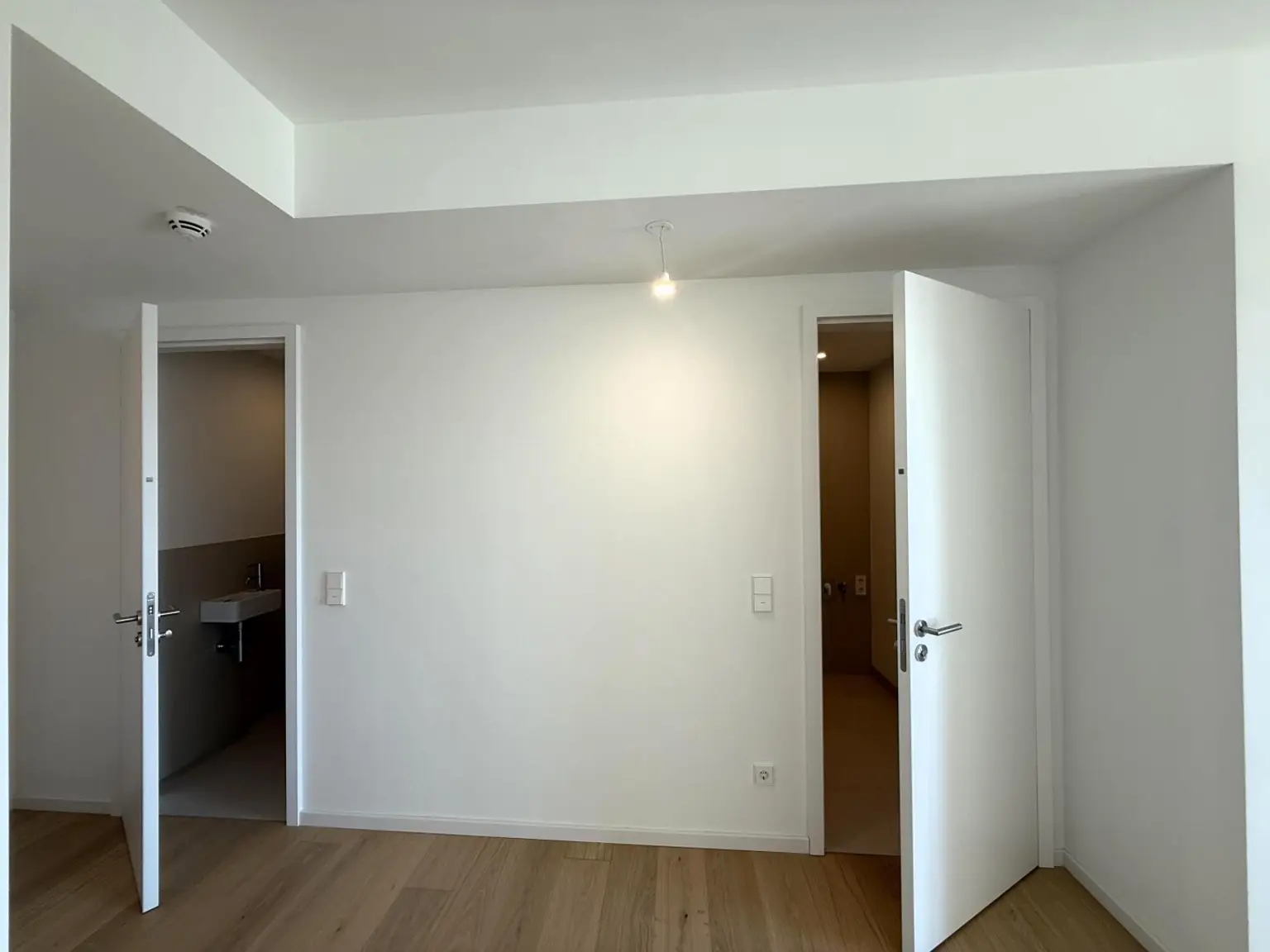 Kleine Perle im ultramodernen Wohnhaus mit Pool am Dach zu mieten // Small gem in an ultra-modern apartm. building with pool on the roof for rent //