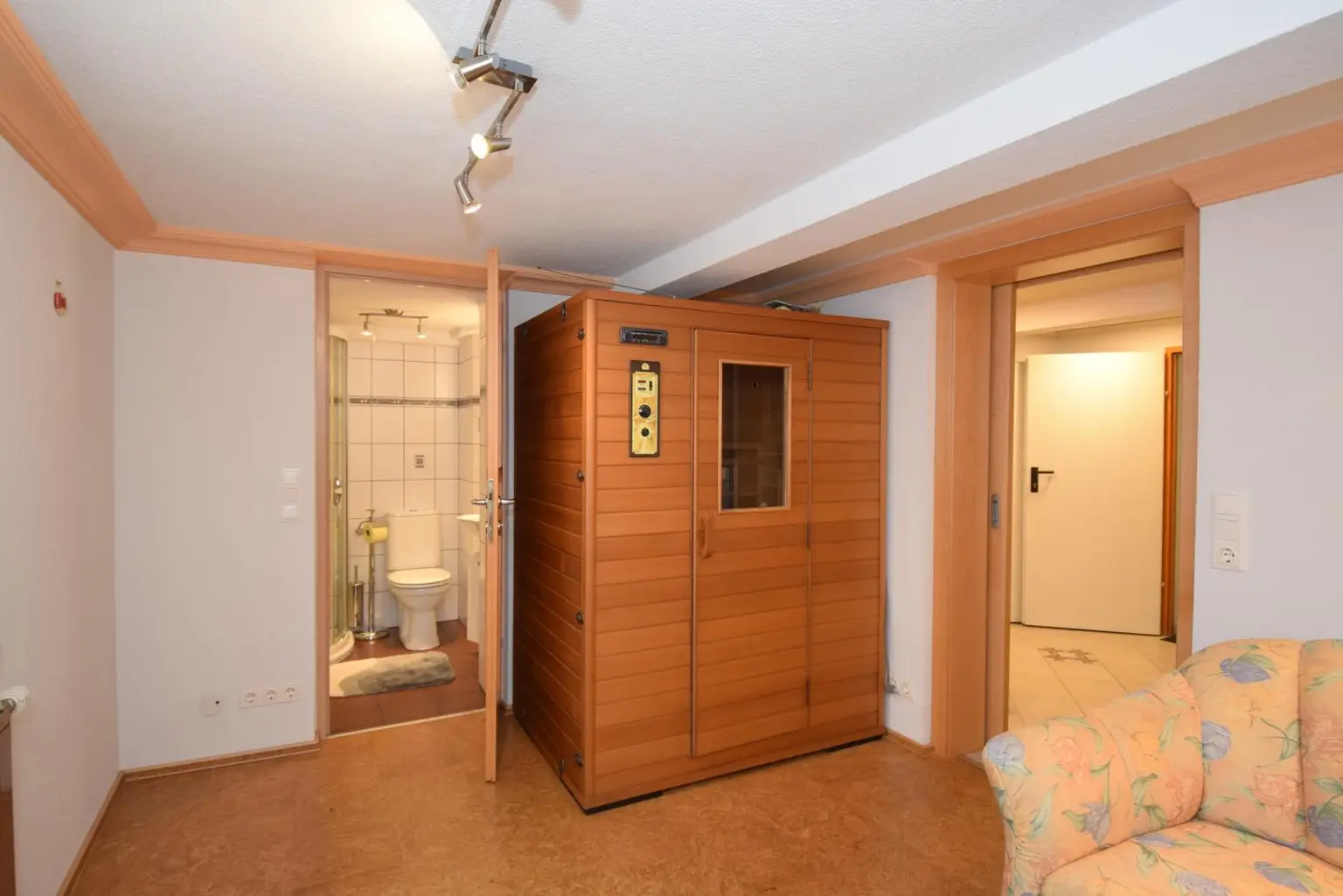 Infrarotkabine im Keller