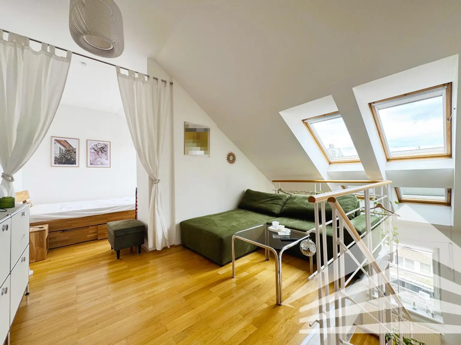 Ruhige 2 Zimmer DG-Galerie-Wohnung mit Küche in bester Zentrumslage