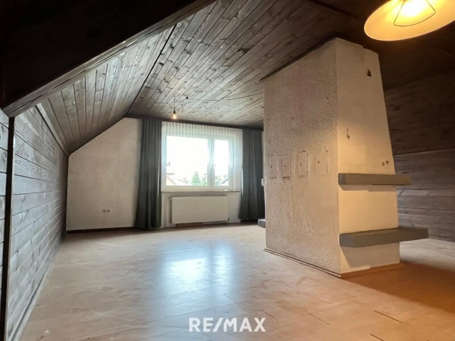 Dachgeschosszimmer mit Kamin