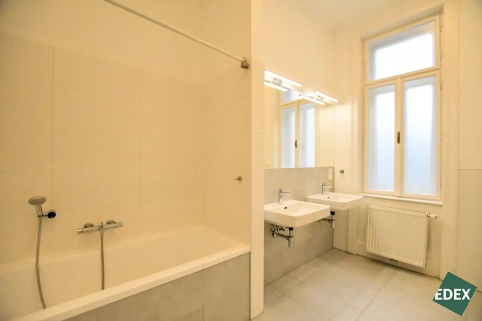 6-Zimmer Altbauwohnung mit Balkon und Klimaanlage in attraktiver Lage des 7. Bezirks