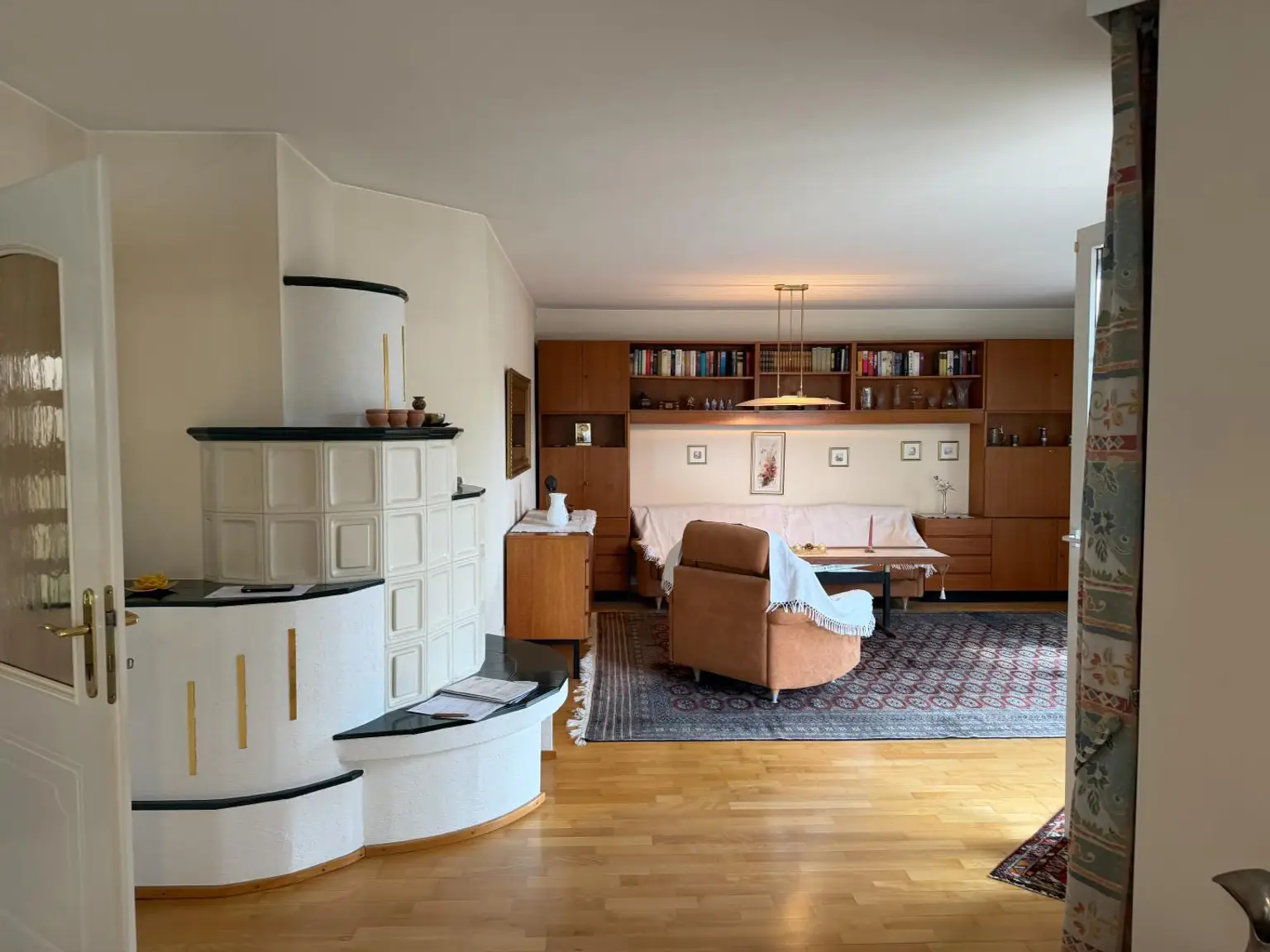 Wohnraum mit Kachelofen