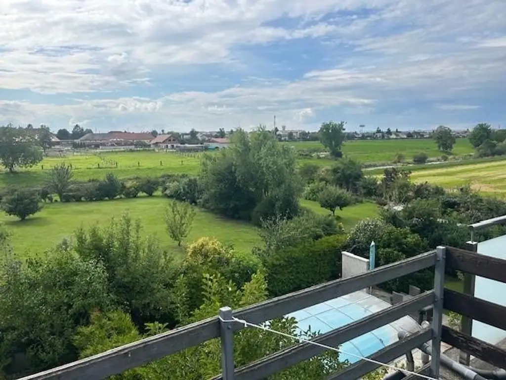 2 bis 3 Familienhaus mit Vollkeller,    mit  4 Garagen, Brunnen und Werkstatt  - sehr viel Wohnraum- 4 Bäder